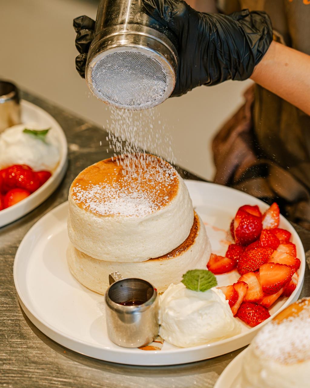 Fluffy pancakes med florsocker och jordgubbar